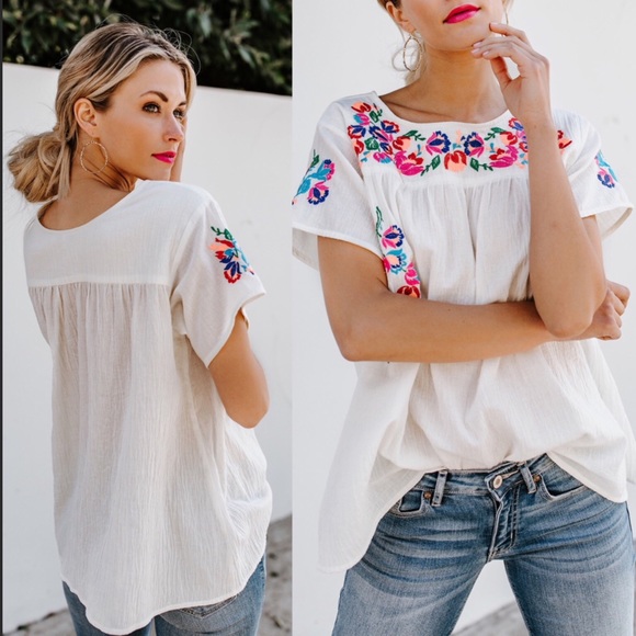 LAST ONE! 🌺Beautiful Embroidered Floral Top - Picture 2 of 5